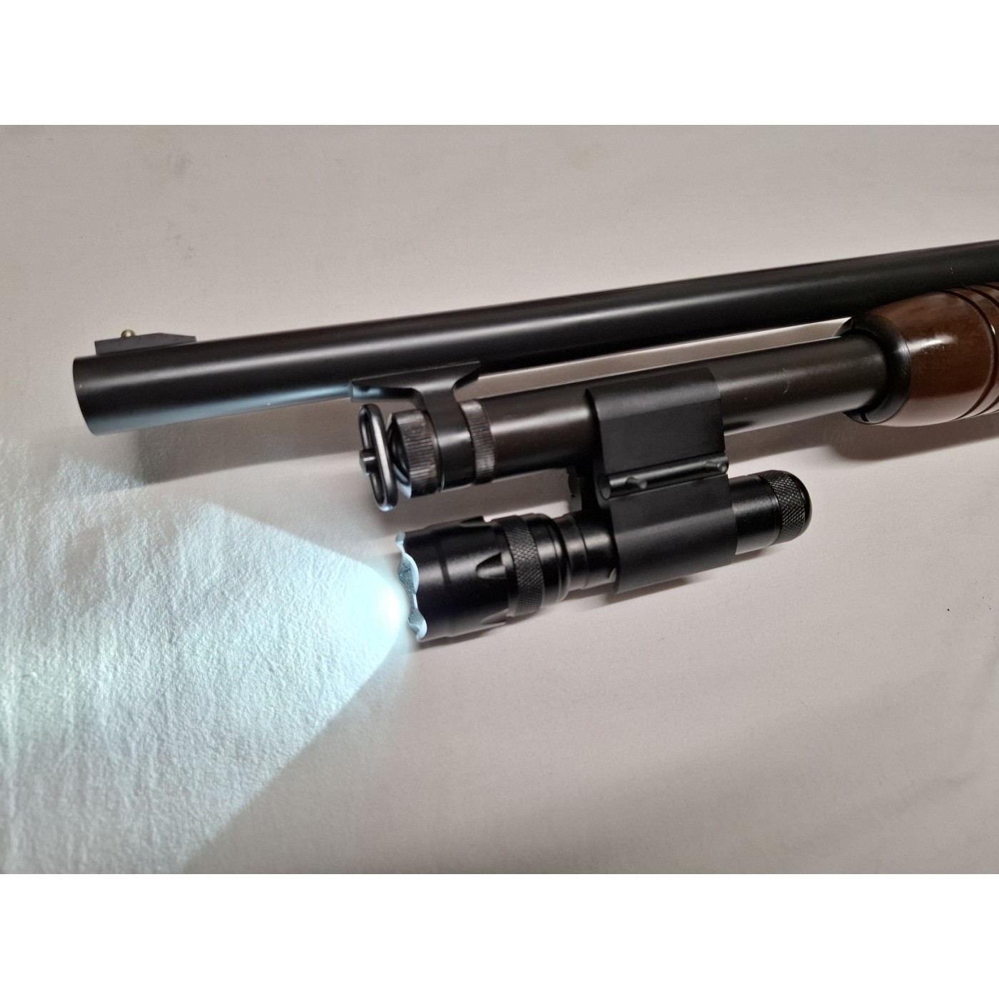 Torcia sotto canna fucile a pompa con supporto