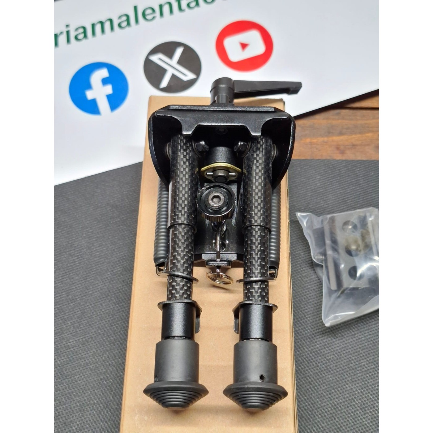 BIPIEDE TIPO HARRIS BASCULANTE  da 15 a 20 cm Fibra di Carbonio